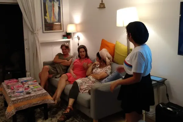ערב אינטימי בבית, קבוצה יושבת בסלון